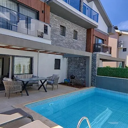 Calis Merkeze Yakin Oezel Havuzlu Ikiz Vila Fethiye