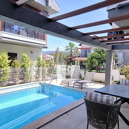 Calis Merkeze Yakin Oezel Havuzlu Ikiz Vila Fethiye
