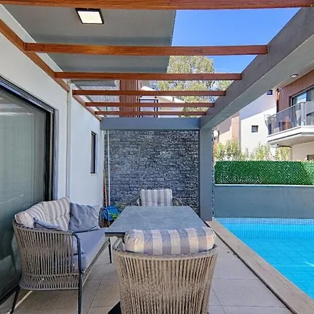 Calis Merkeze Yakin Oezel Havuzlu Ikiz Vila Fethiye