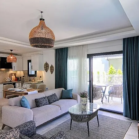 Calis Merkeze Yakin Oezel Havuzlu Ikiz Vila Fethiye