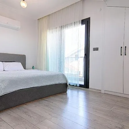 Calis Merkeze Yakin Oezel Havuzlu Ikiz Vila