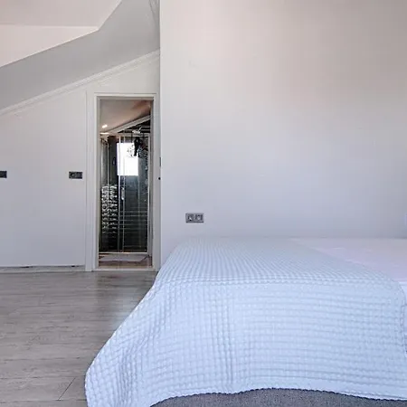Calis Merkeze Yakin Oezel Havuzlu Ikiz Vila Fethiye