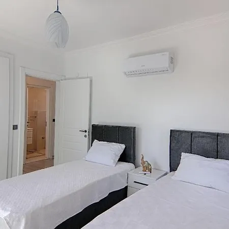 Calis Merkeze Yakin Oezel Havuzlu Ikiz Vila Fethiye